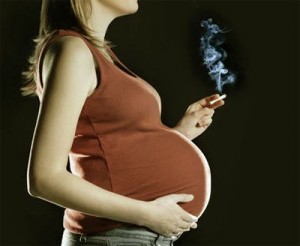 Курение матери замедляет развитие эмбриона